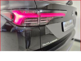 Mitsubishi Outlander 2,4 TOP+4WD Sitzhzg v&h+E-Sitze+Klimasitze+PANO+Digitaler.Innenspiegel