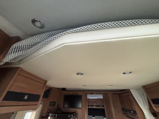 LMC Breezer II H 723  Black Selection, Queensbett