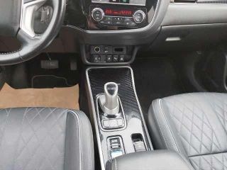 Mitsubishi Outlander PHEV PLUS mit Intro-Paket 4WD