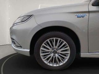 Mitsubishi Outlander PHEV PLUS mit Intro-Paket 4WD